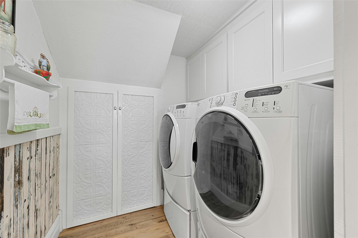 622 West 7th Street Taylor, TX 76574 - Photo 12 of 35 a utility room with dryer and washer