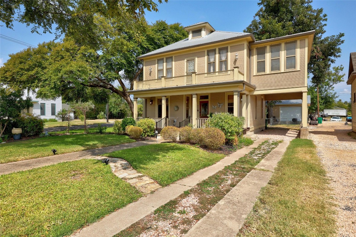 622 West 7th Street Taylor, TX 76574 - Photo 2 of 35 a front view of a house with a yard