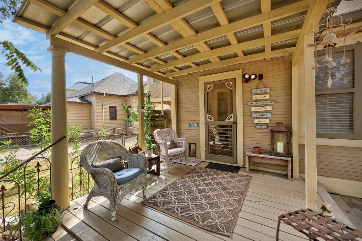 622 West 7th Street Taylor, TX 76574 - Photo 32 of 35 a living room with furniture
