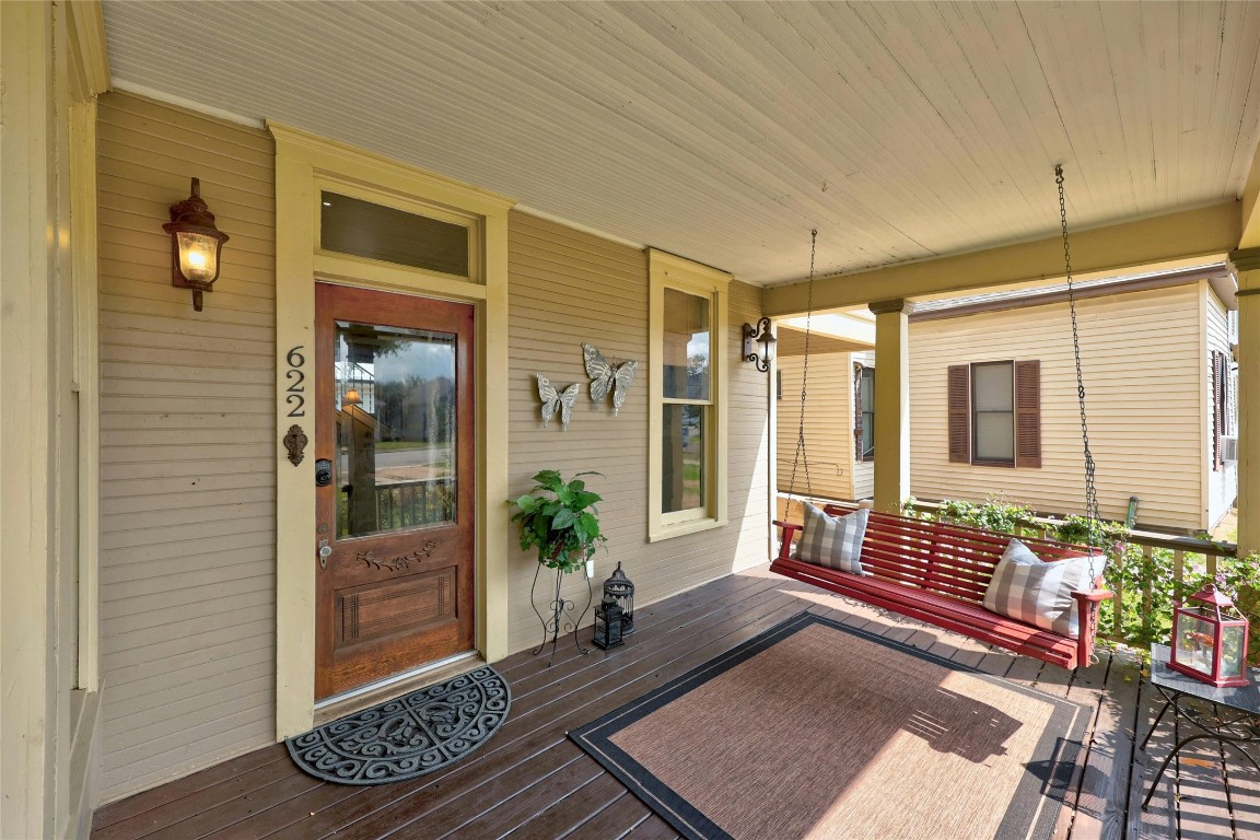 622 West 7th Street Taylor, TX 76574 - Photo 4 of 35 a living room with furniture