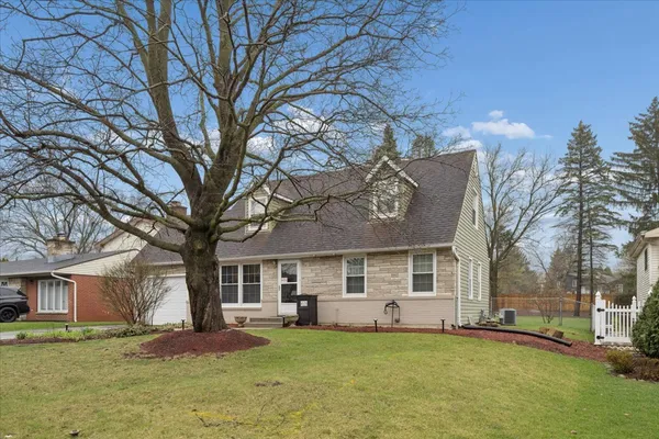 $375,000 | 573 Dublin Drive, Mundelein, IL 60060