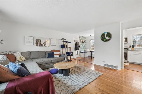 $375,000 | 573 Dublin Drive, Mundelein, IL 60060