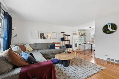 $375,000 | 573 Dublin Drive, Mundelein, IL 60060