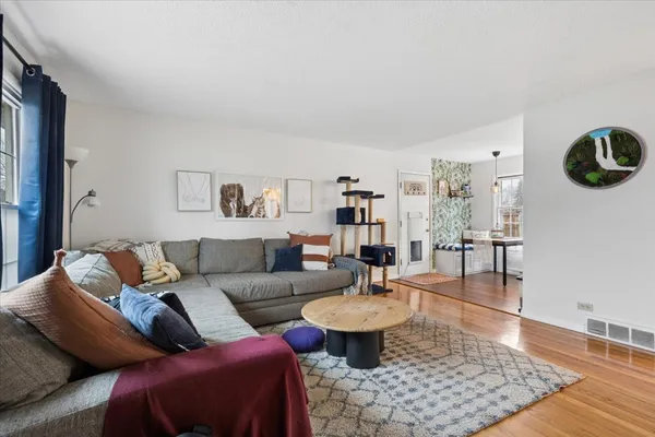 $375,000 | 573 Dublin Drive, Mundelein, IL 60060