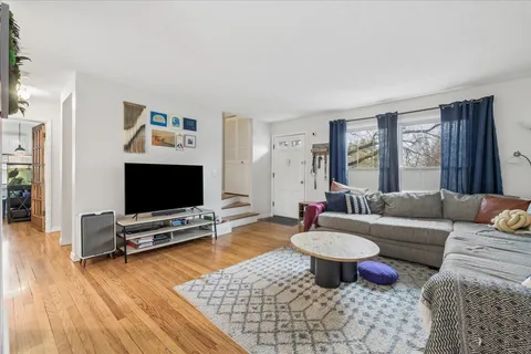 $375,000 | 573 Dublin Drive, Mundelein, IL 60060