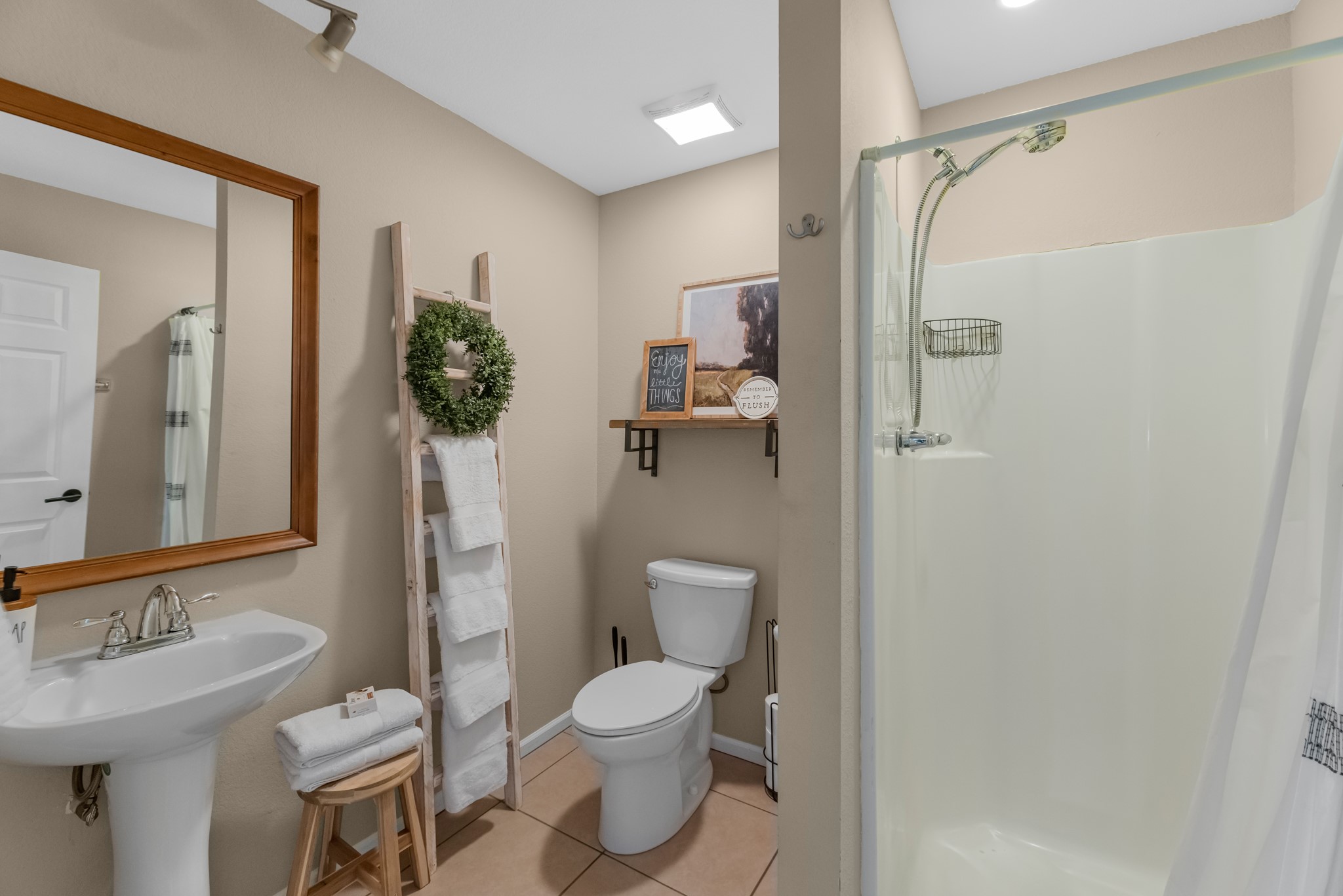211 Captains Road Anahuac, TX 77514 - Photo 32 of 39 Second full bath!