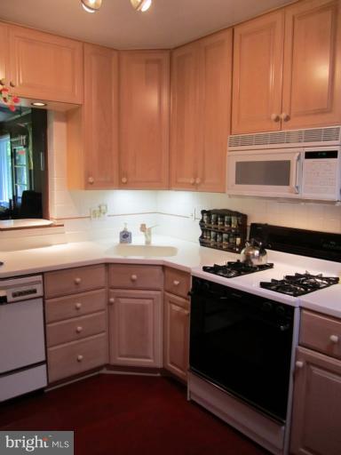 5222 Juliet Street Springfield, VA 22151 - Photo 21 of 29 Kitchen/Marmoleum Flooring