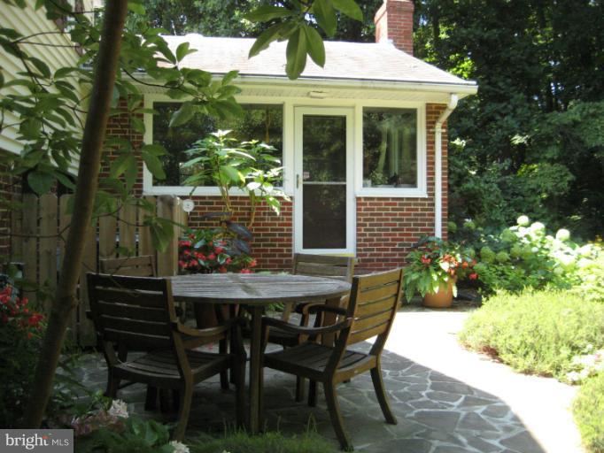 5222 Juliet Street Springfield, VA 22151 - Photo 9 of 29 LARGE Fam Rm Addition LOADED w/LIGHT
