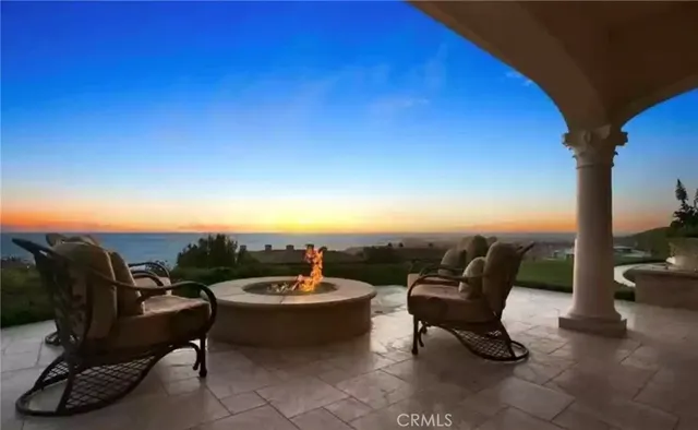 a view of entryway with a front door