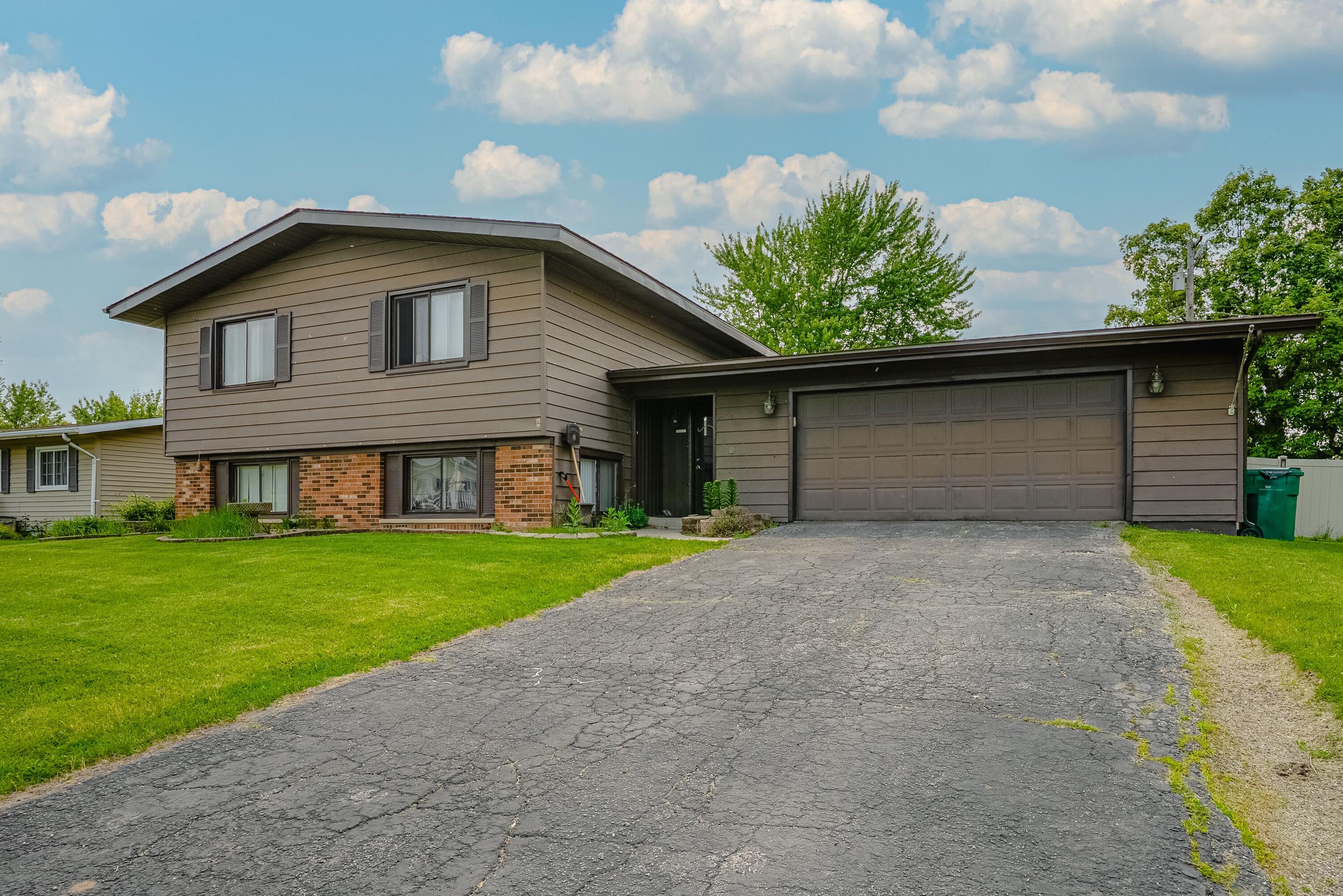 548 Robyn Road, Unit B Valparaiso, IN 46385 - Photo 2 of 18 3000x2003