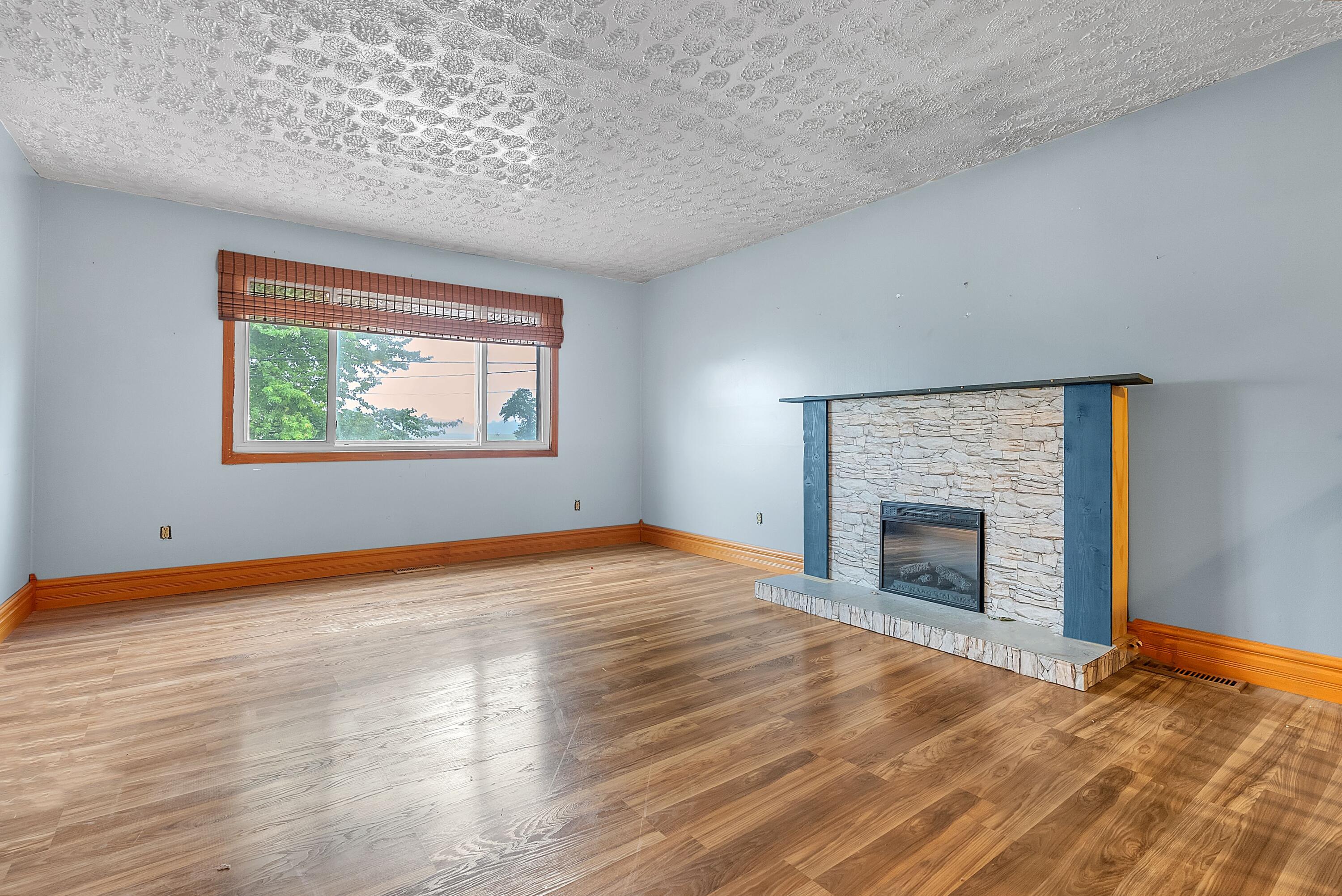 548 Robyn Road, Unit B Valparaiso, IN 46385 - Photo 3 of 18 3000x2004