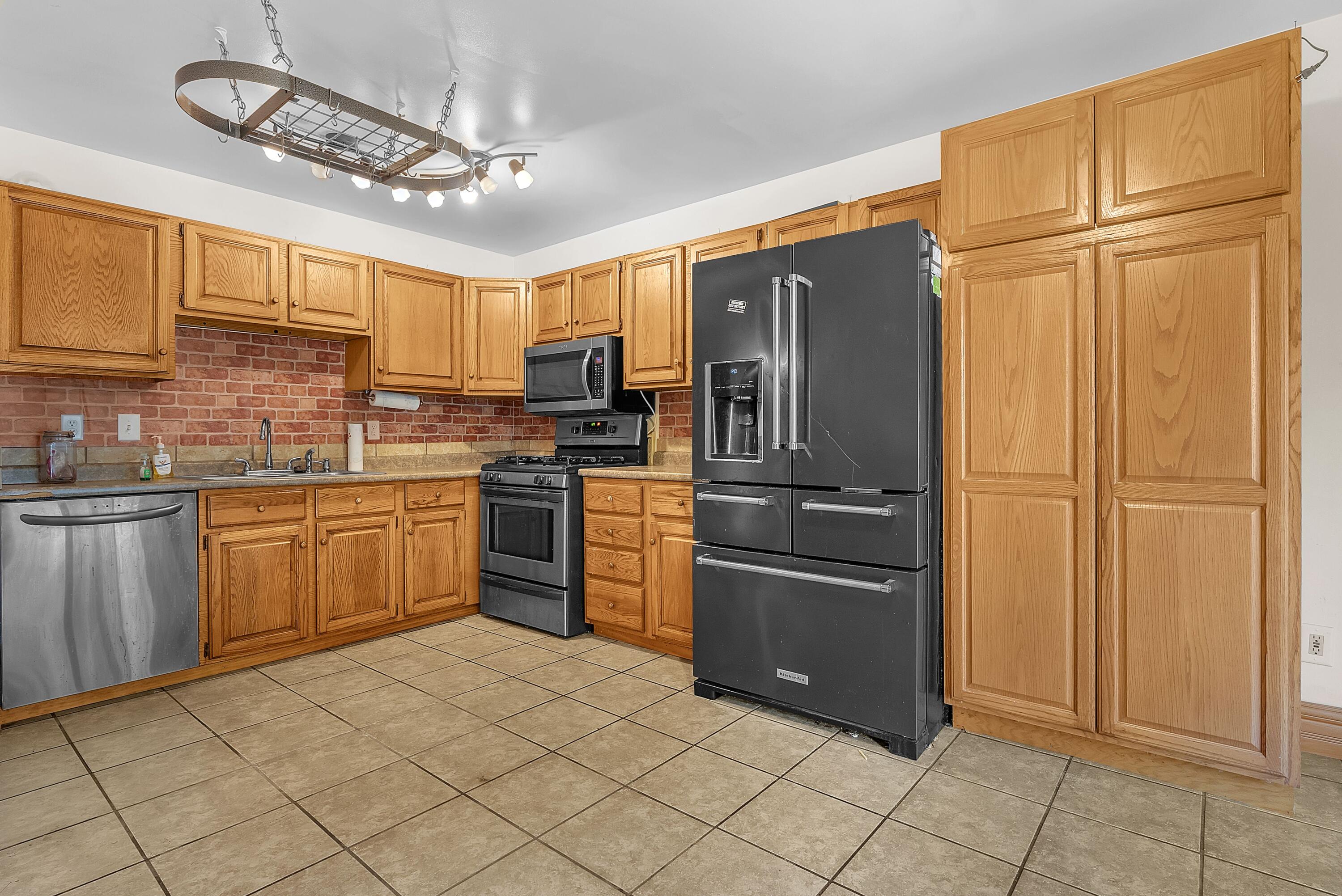 548 Robyn Road, Unit B Valparaiso, IN 46385 - Photo 6 of 18 3000x2004