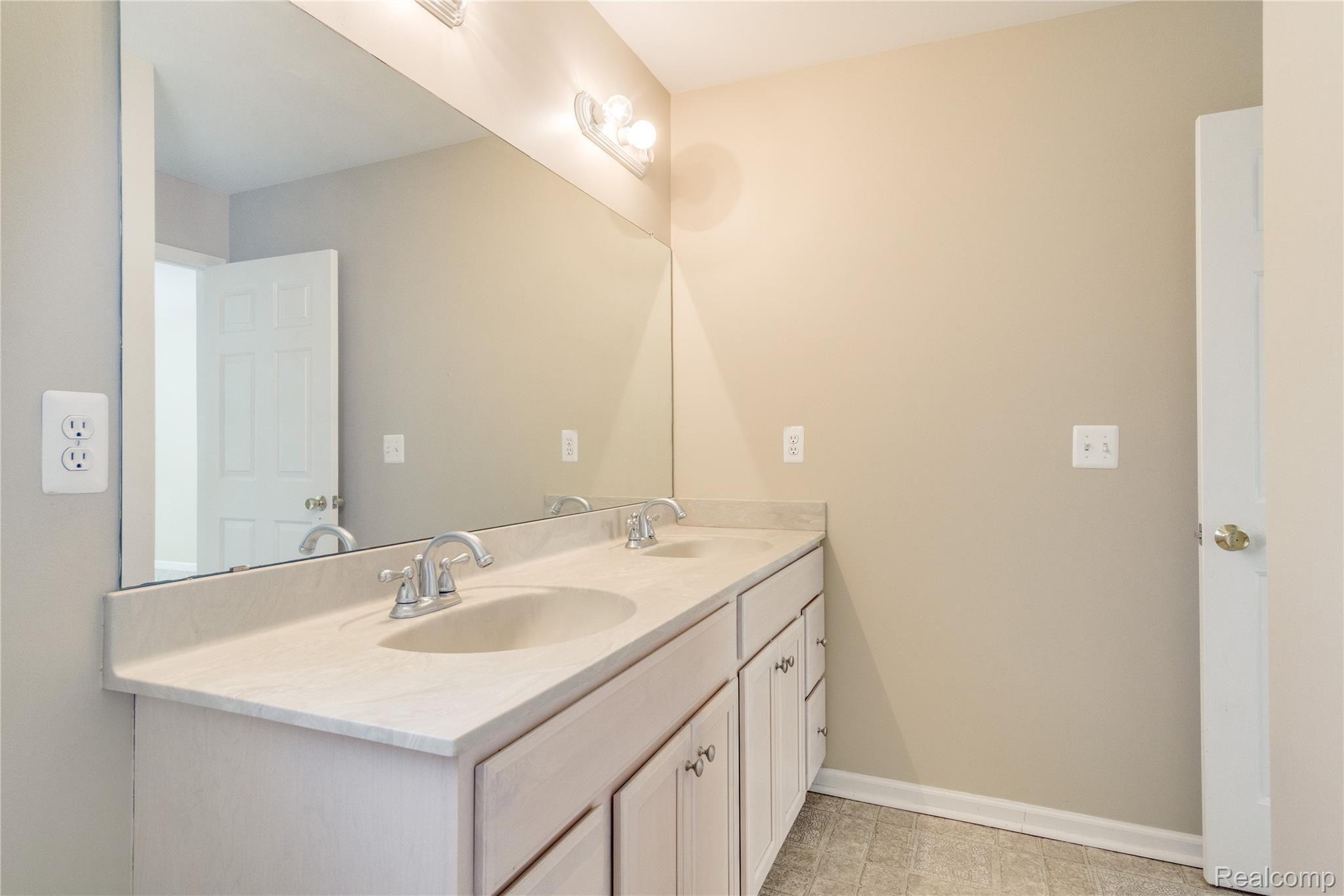 3476 Cone Avenue Rochester, MI 48309 - Photo 30 of 53 Interiors (25 of 41).jpg