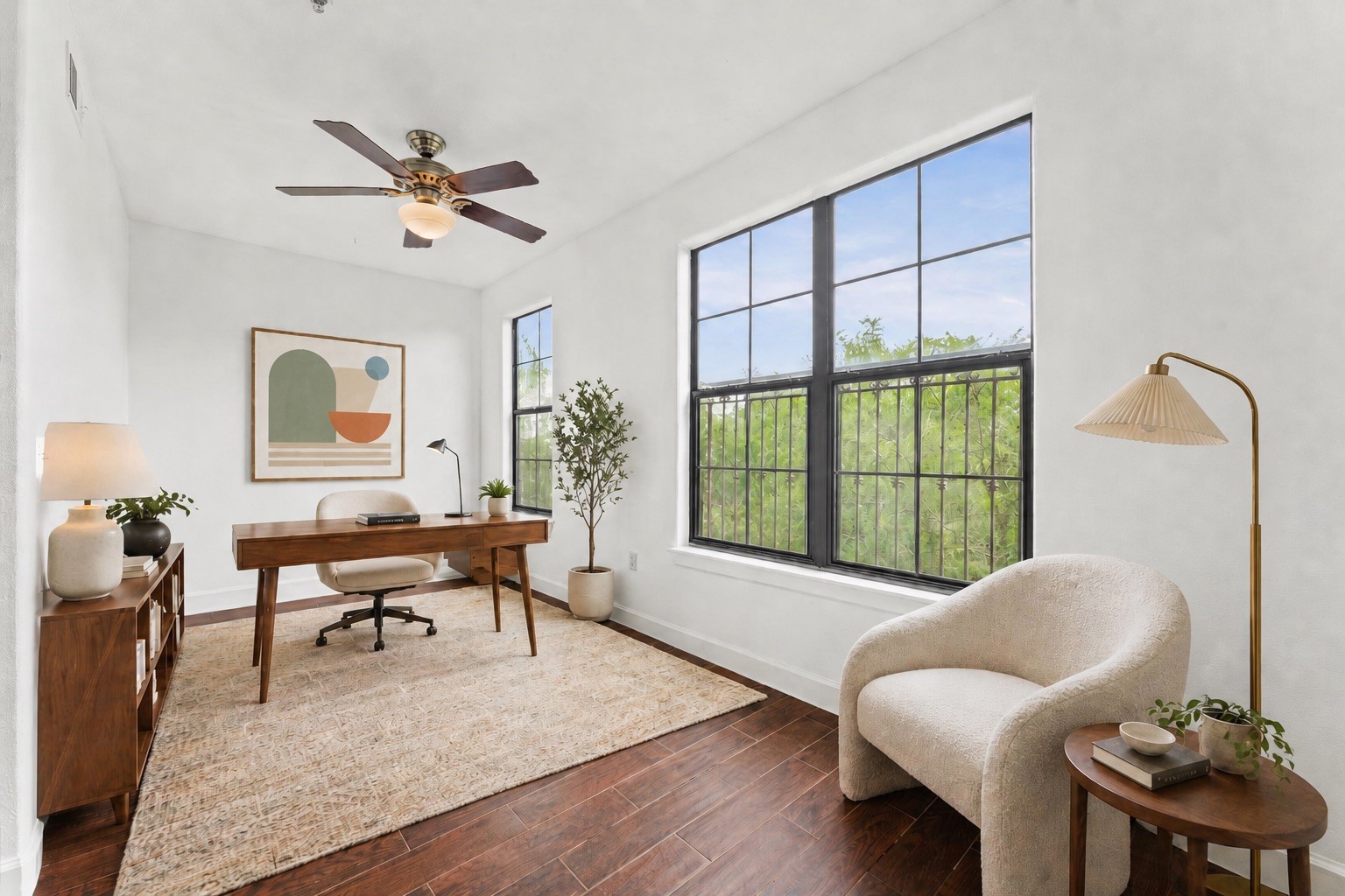 1602 Elgin Street, Unit 10 Houston, TX 77004 - Photo 12 of 21 Office / flex space located on the second level (same as the primary bedroom).