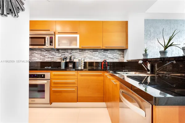 $4,600 | 244 Biscayne Boulevard, Unit 4604, Miami, FL 33132