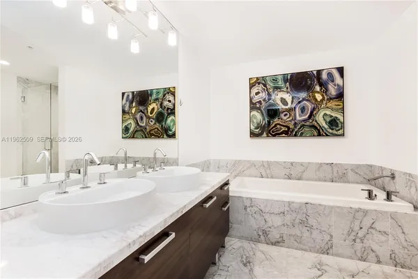 $4,600 | 244 Biscayne Boulevard, Unit 4604, Miami, FL 33132