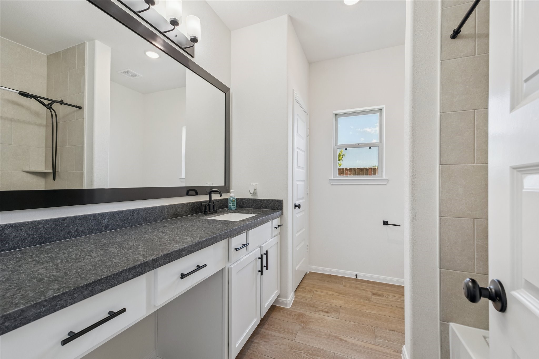 1734 Compass Rose Angleton, TX 77515 - Photo 21 of 23 Secondary bathroom