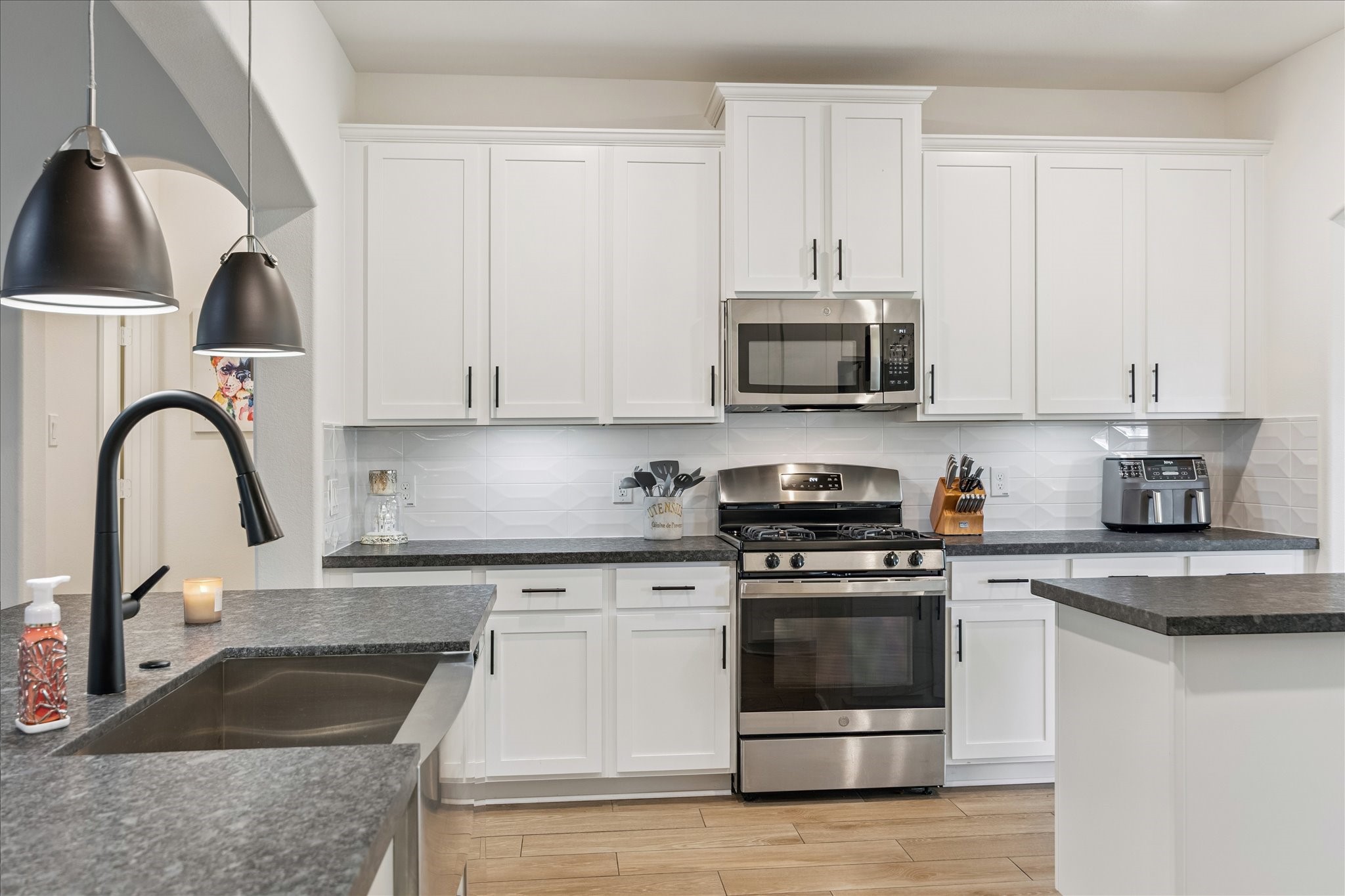 1734 Compass Rose Angleton, TX 77515 - Photo 9 of 23 Lots of counter space and cabinets.