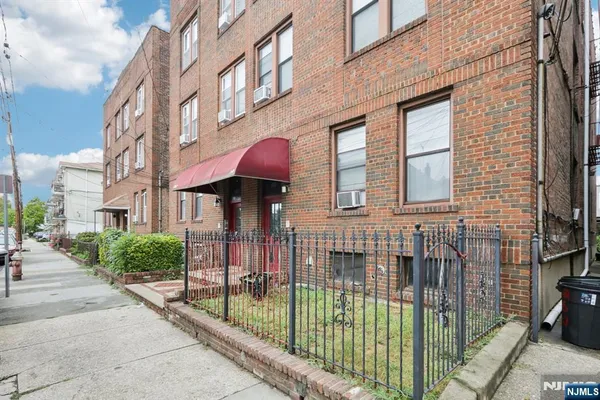 $1,600 | 262 Clendenny Avenue, Unit 6, Jersey City, NJ 07304
