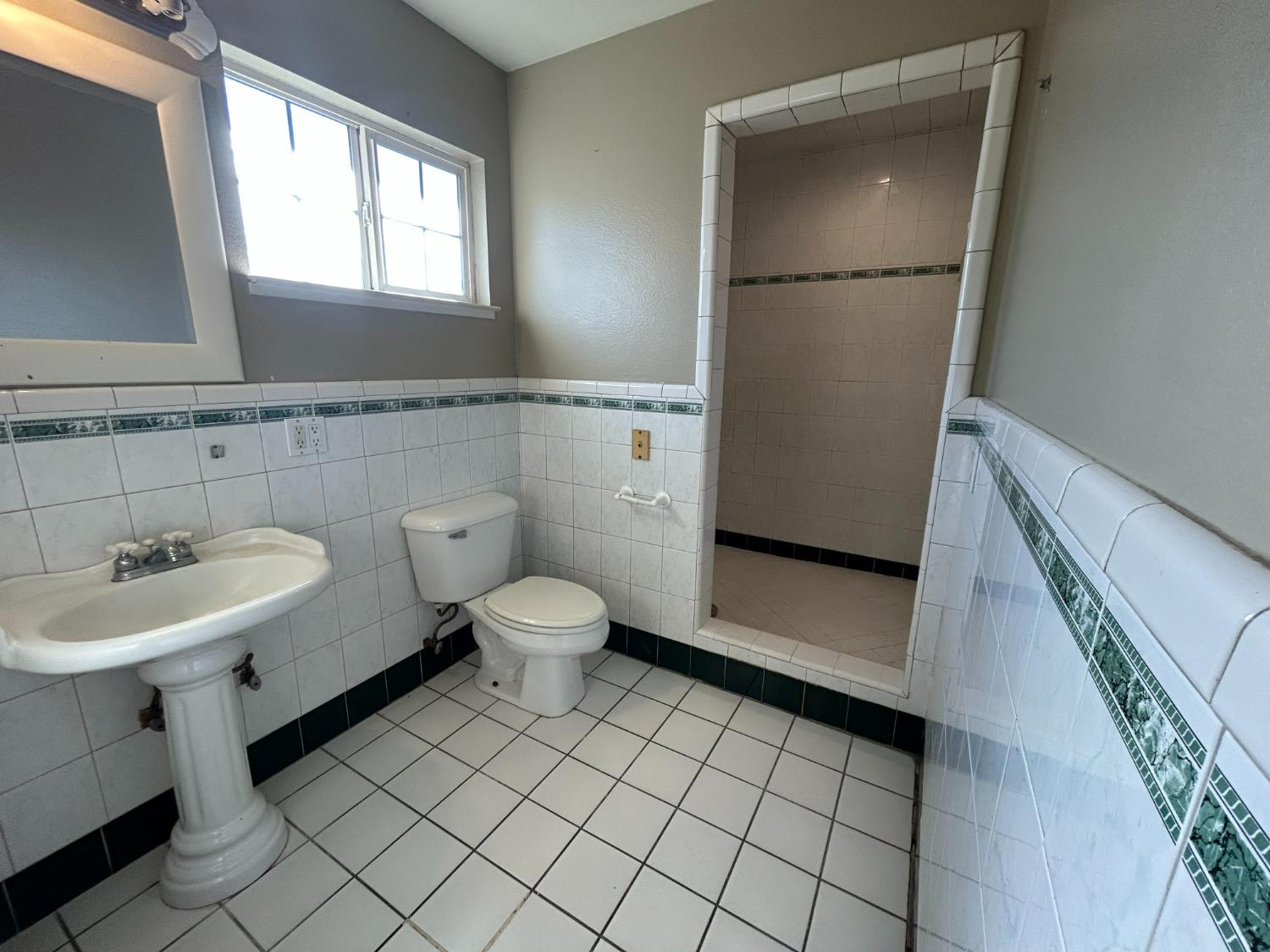 2581 Ballantyne Drive Merced, CA 95341 - Photo 9 of 16 a bathroom with a sink toilet and shower