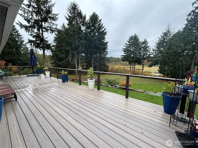 a view of yard with tree and green space