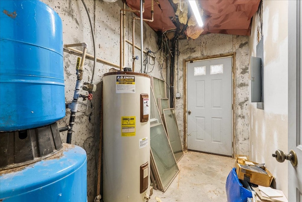 3095 State Shed Road Nathalie, VA 24577 - Photo 57 of 90 Utility room 10.03 x 5.06, Pressure tank and hot water heater