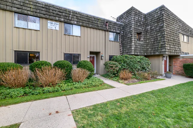 $3,700 | 206 Gillies Lane, Unit 15, Norwalk, CT 06854