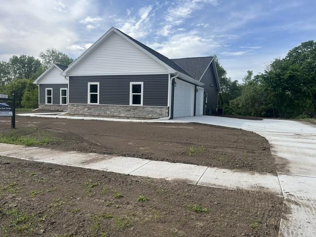 190 Deerrun Fall River, WI 53932 - Photo 2 of 46