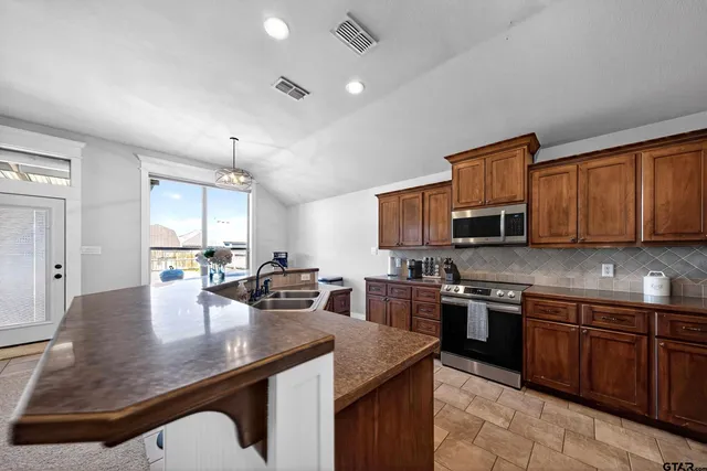 $295,000 | 11087 Westhaven Circle, Flint, TX 75762