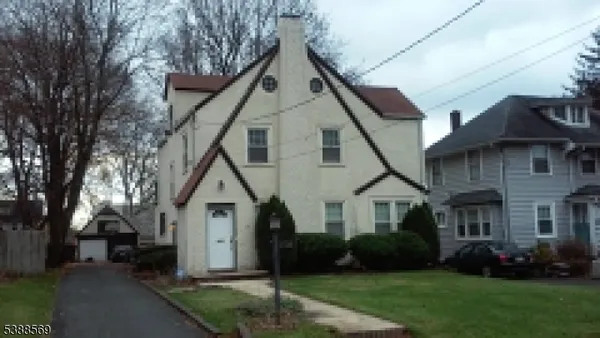 a view of house with garden