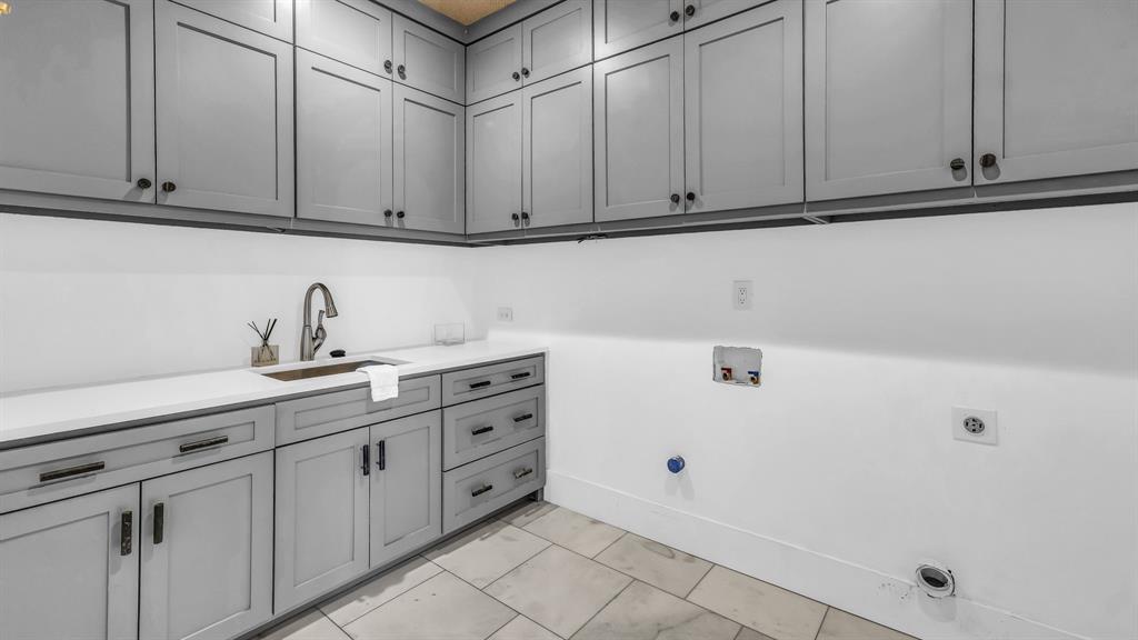 11802 East Rocky Creek Road Crowley, TX 76036 - Photo 27 of 40 a room with cabinets