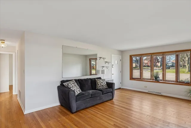 $319,900 | 281 North Shaddle Avenue, Mundelein, IL 60060