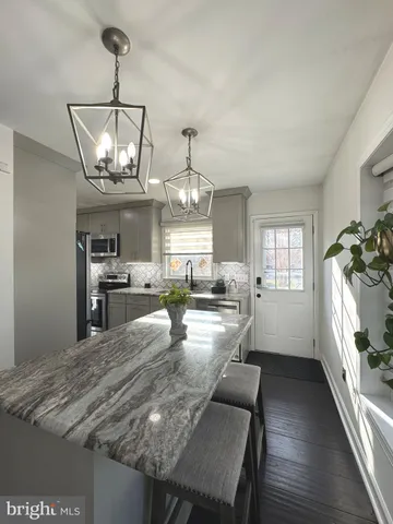 $1,095,000 | 131 Casmar Street Southeast, Vienna, VA 22180