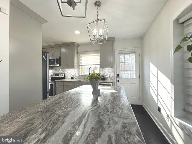 $1,095,000 | 131 Casmar Street Southeast, Vienna, VA 22180