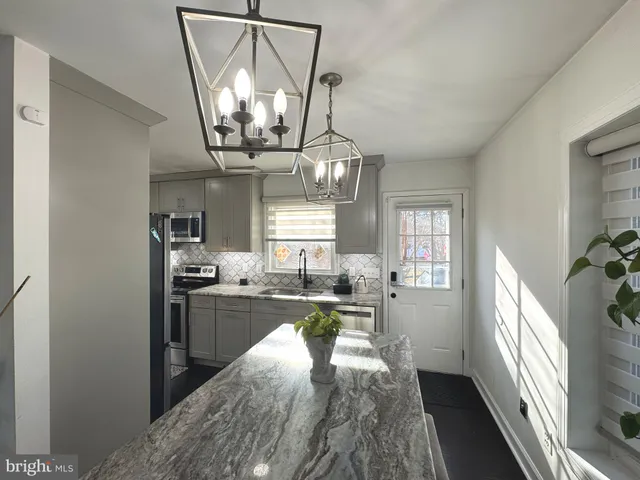 $1,095,000 | 131 Casmar Street Southeast, Vienna, VA 22180