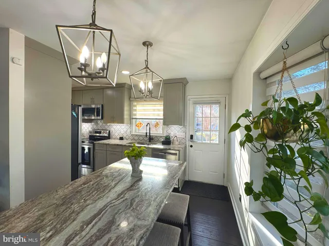 $1,095,000 | 131 Casmar Street Southeast, Vienna, VA 22180