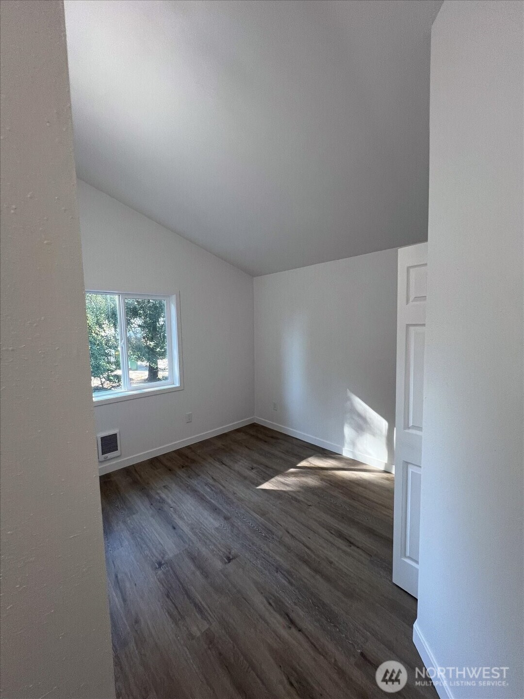 10443 17th Avenue Southwest Seattle, WA 98146 - Photo 23 of 40