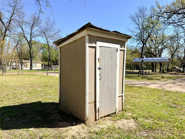 $199,000 | 124 East Golden Oaks Drive, Mabank, TX 75156