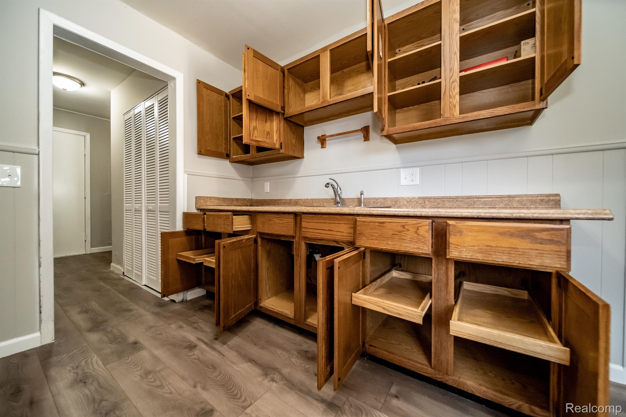 8233 Stephens Road Center Line, MI 48015 - Photo 16 of 48 Gallery Image 16
