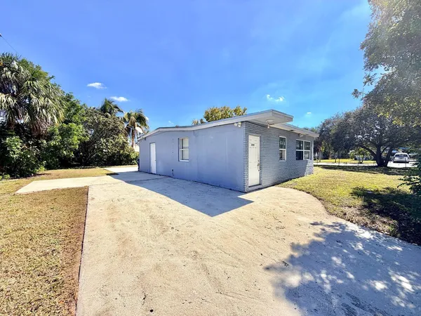 $3,350 | 205 Northwest 33rd Avenue, Lauderhill, FL 33311