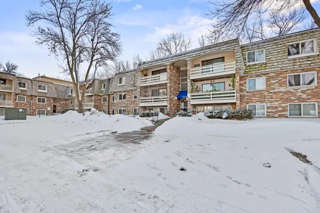 $180,000 | 4407 Wilshire Boulevard, Unit 305, Mound, MN 55364