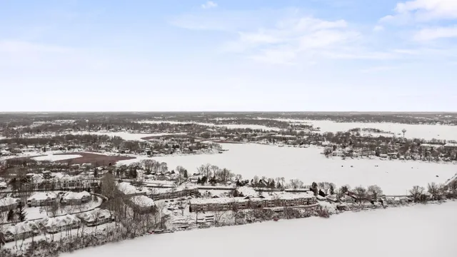 $180,000 | 4407 Wilshire Boulevard, Unit 305, Mound, MN 55364