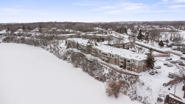 $180,000 | 4407 Wilshire Boulevard, Unit 305, Mound, MN 55364