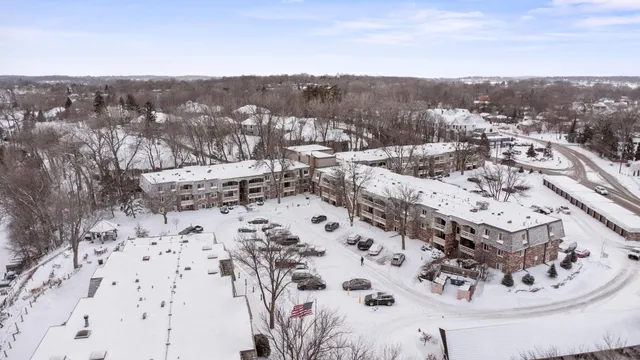 $180,000 | 4407 Wilshire Boulevard, Unit 305, Mound, MN 55364