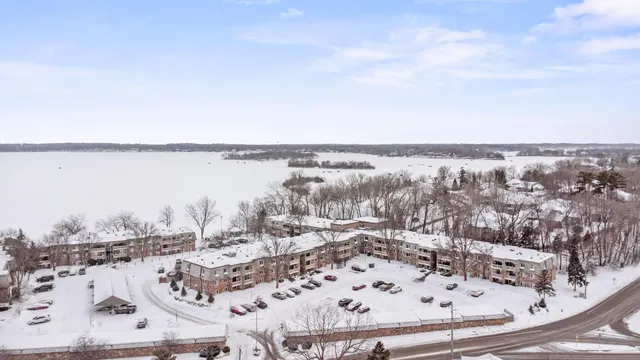 $180,000 | 4407 Wilshire Boulevard, Unit 305, Mound, MN 55364