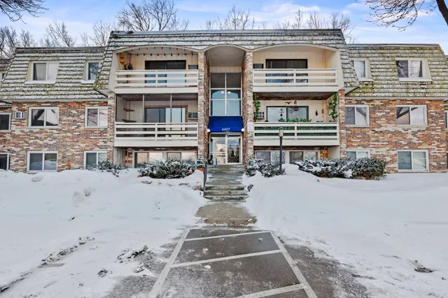 $180,000 | 4407 Wilshire Boulevard, Unit 305, Mound, MN 55364