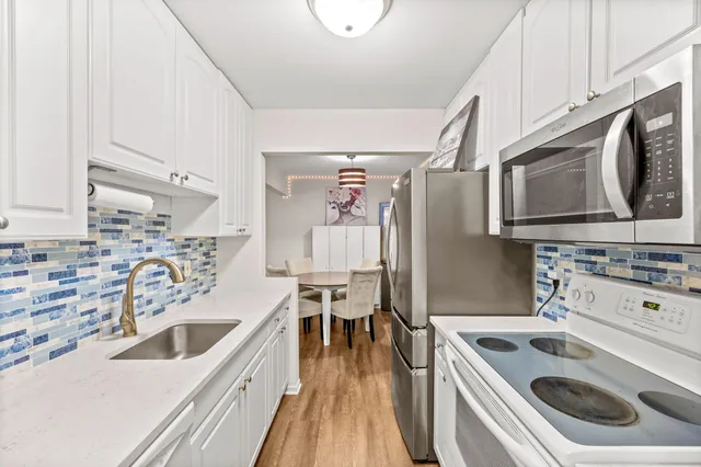 $180,000 | 4407 Wilshire Boulevard, Unit 305, Mound, MN 55364