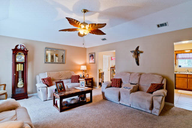 402 Oakleigh Circle Foley, AL 36535 - Photo 10 of 17 Large Living Room