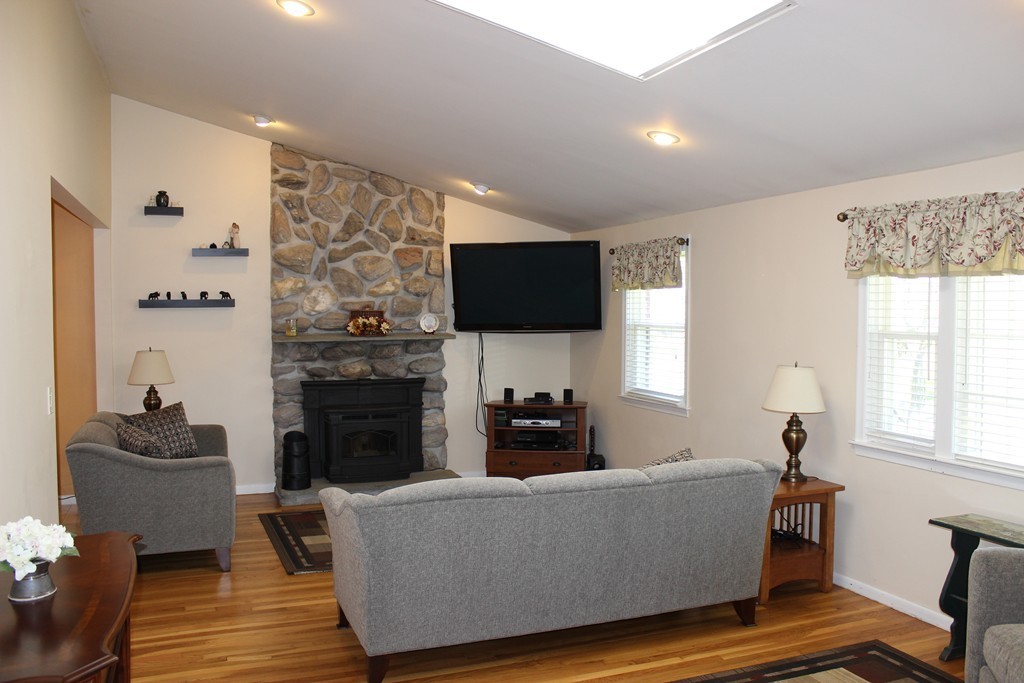82 Shaw Farm Road Holliston, MA 01746 - Photo 5 of 25 Gallery Image 5