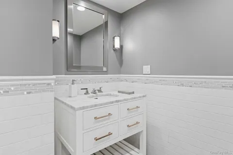 $3,950,000 | 8 High Meadow Court, Glen Head, NY 11545